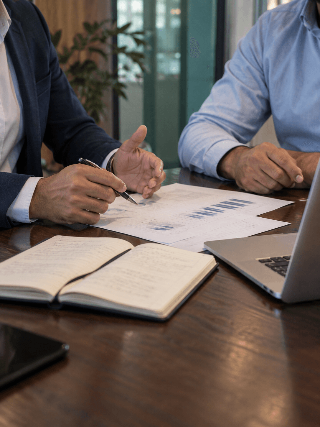 Illustration d’un échange professionnel autour de documents de travail